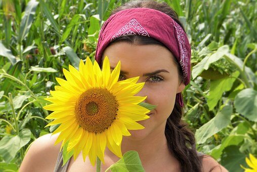 Jennifer Sharpe photo with sunflower